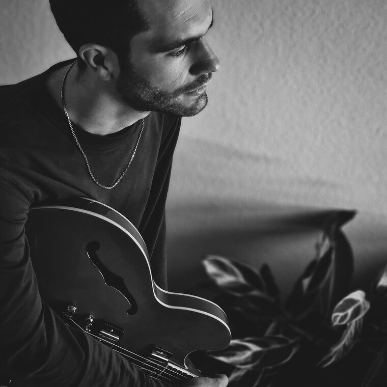 Gitarrenlehrer Adrian in Neuss