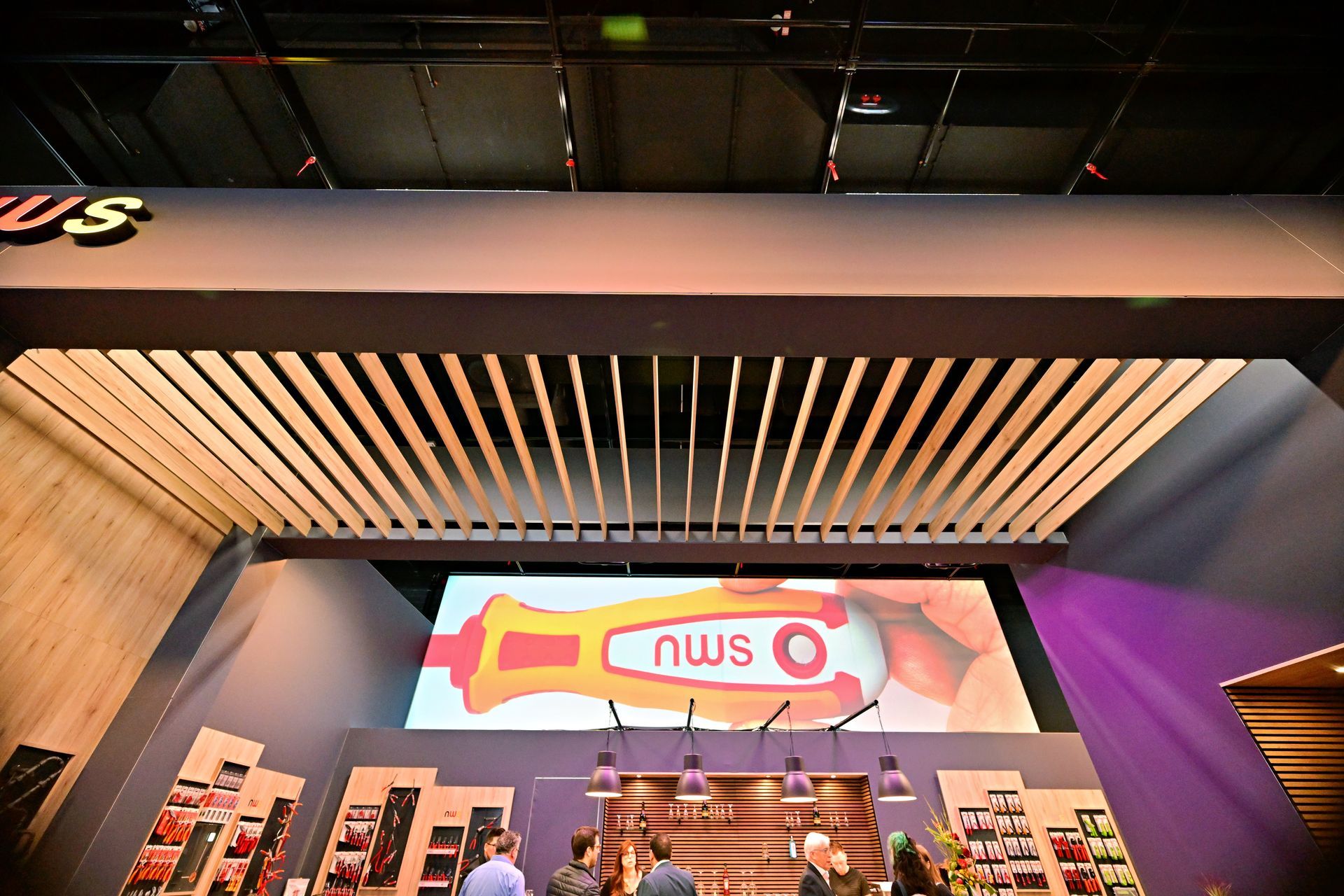 Ein großer Bildschirm mit dem Bild eines Schraubenziehers darauf