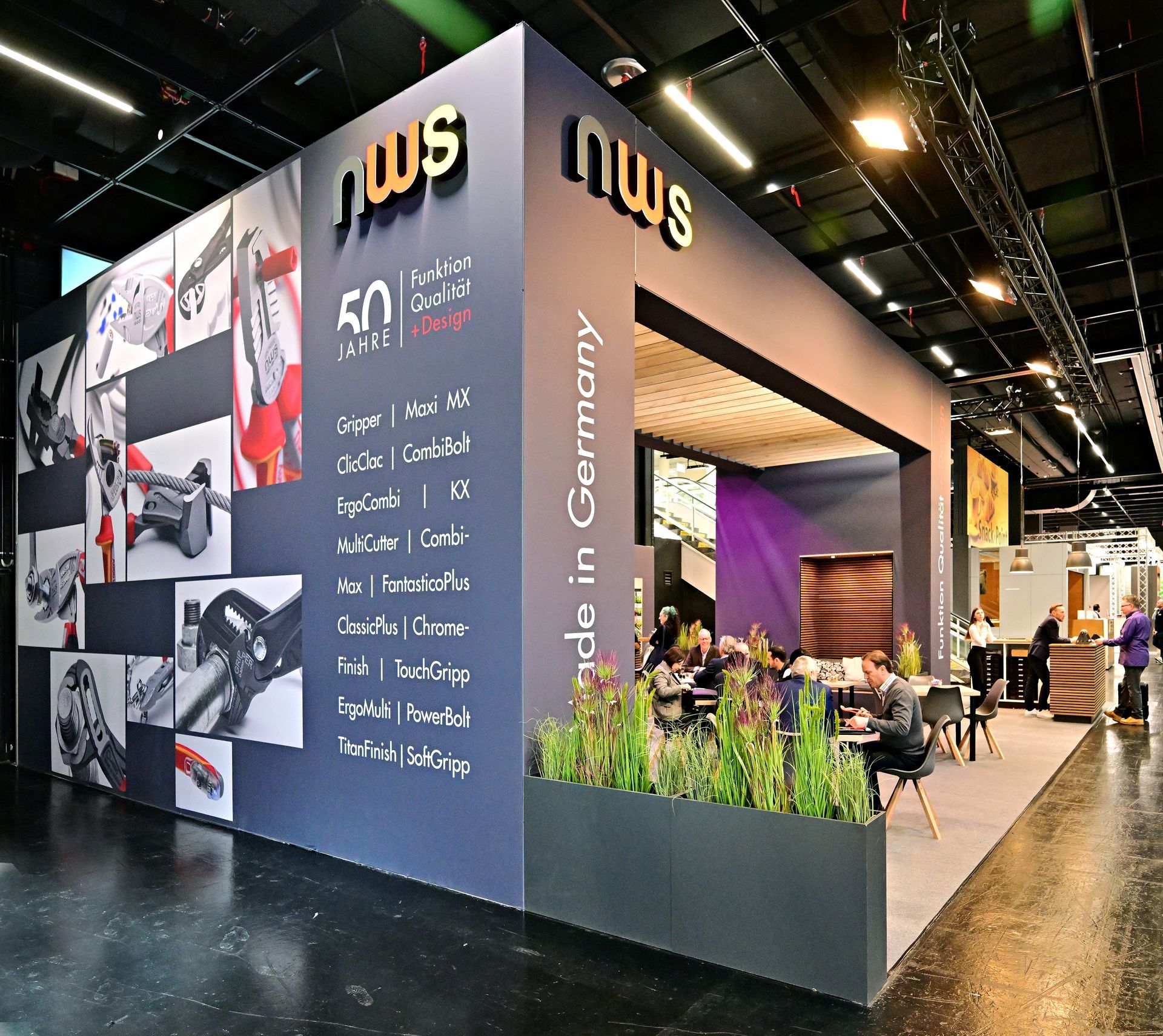 Ein Gebäude mit einem Schild mit der Aufschrift „Made in Germany“ darauf