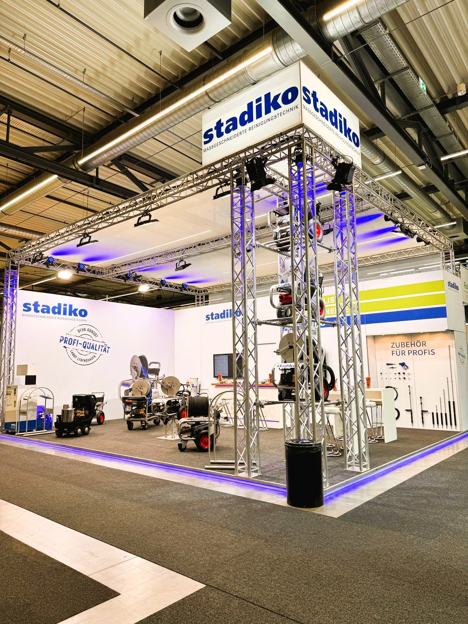 Ein großer Raum mit vielen Lichtern und einem Schild mit der Aufschrift „Stadiko“ darauf.