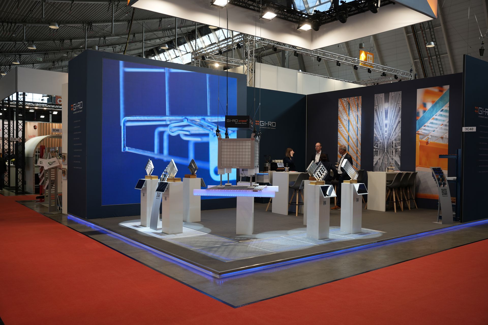 Ein Stand auf einer Messe mit einem großen Bildschirm dahinter