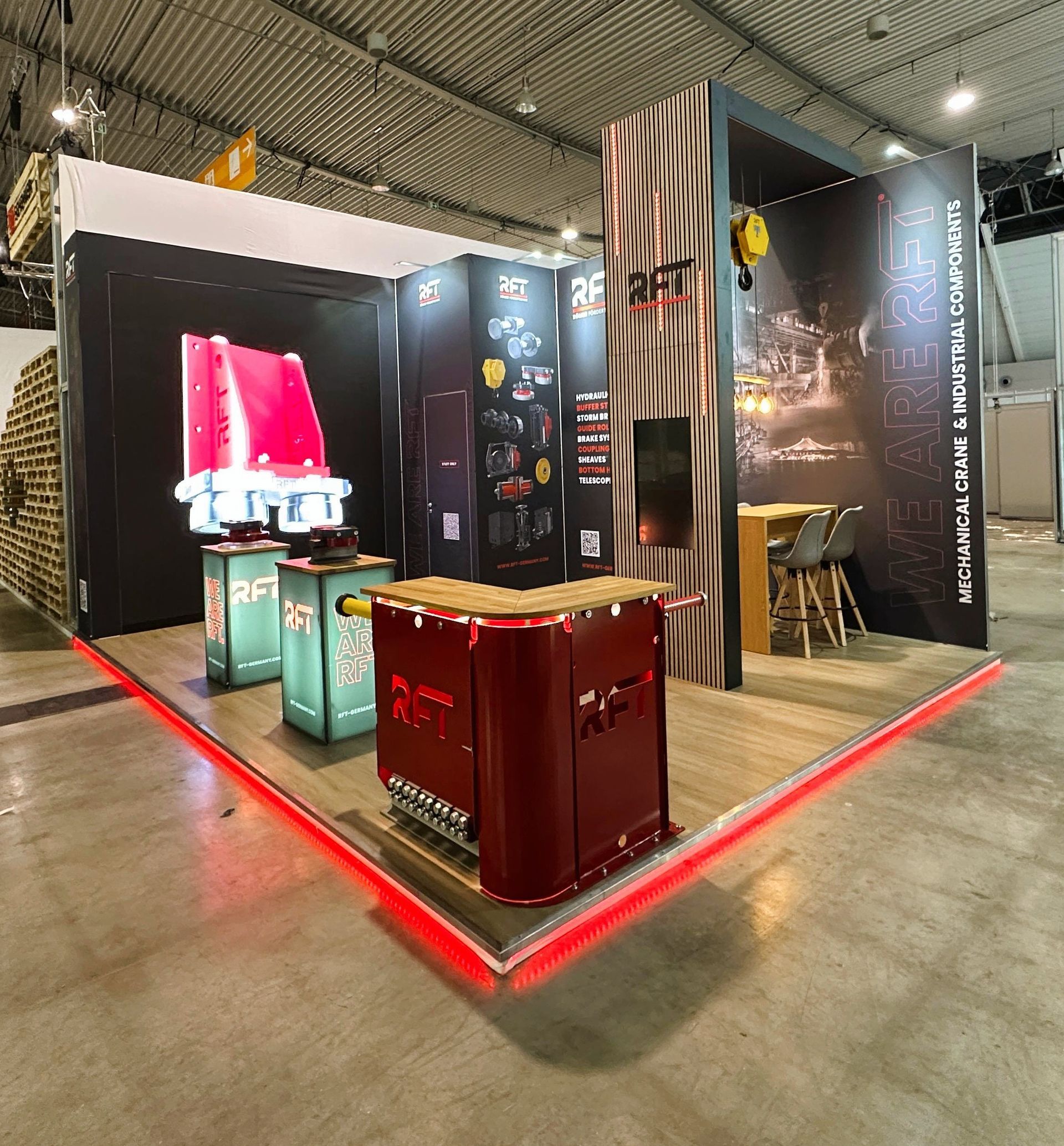 Ein Stand mit einem Schild mit der Aufschrift rt darauf