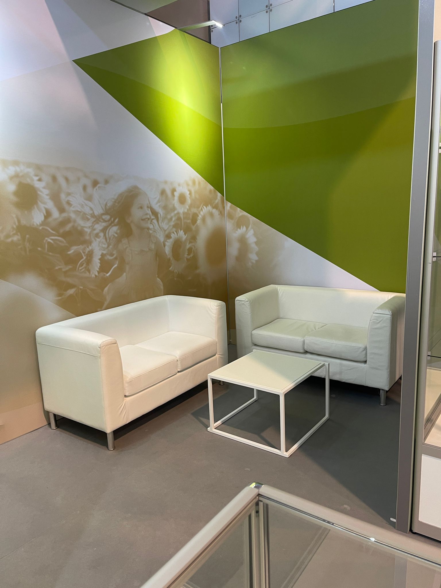 Ein Wohnzimmer mit zwei weißen Sofas und einem Couchtisch