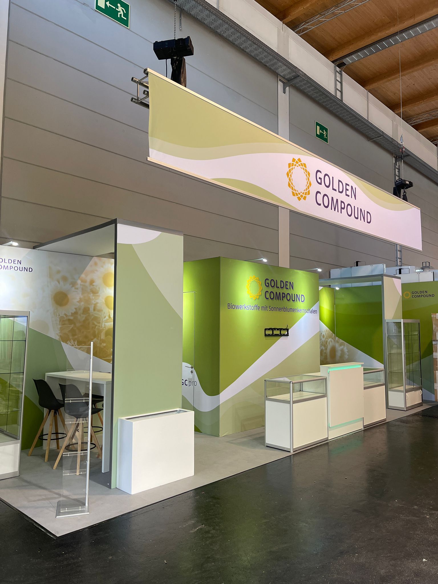 Eine grün-weiße Kabine mit einem Schild mit der Aufschrift „Code“ darauf