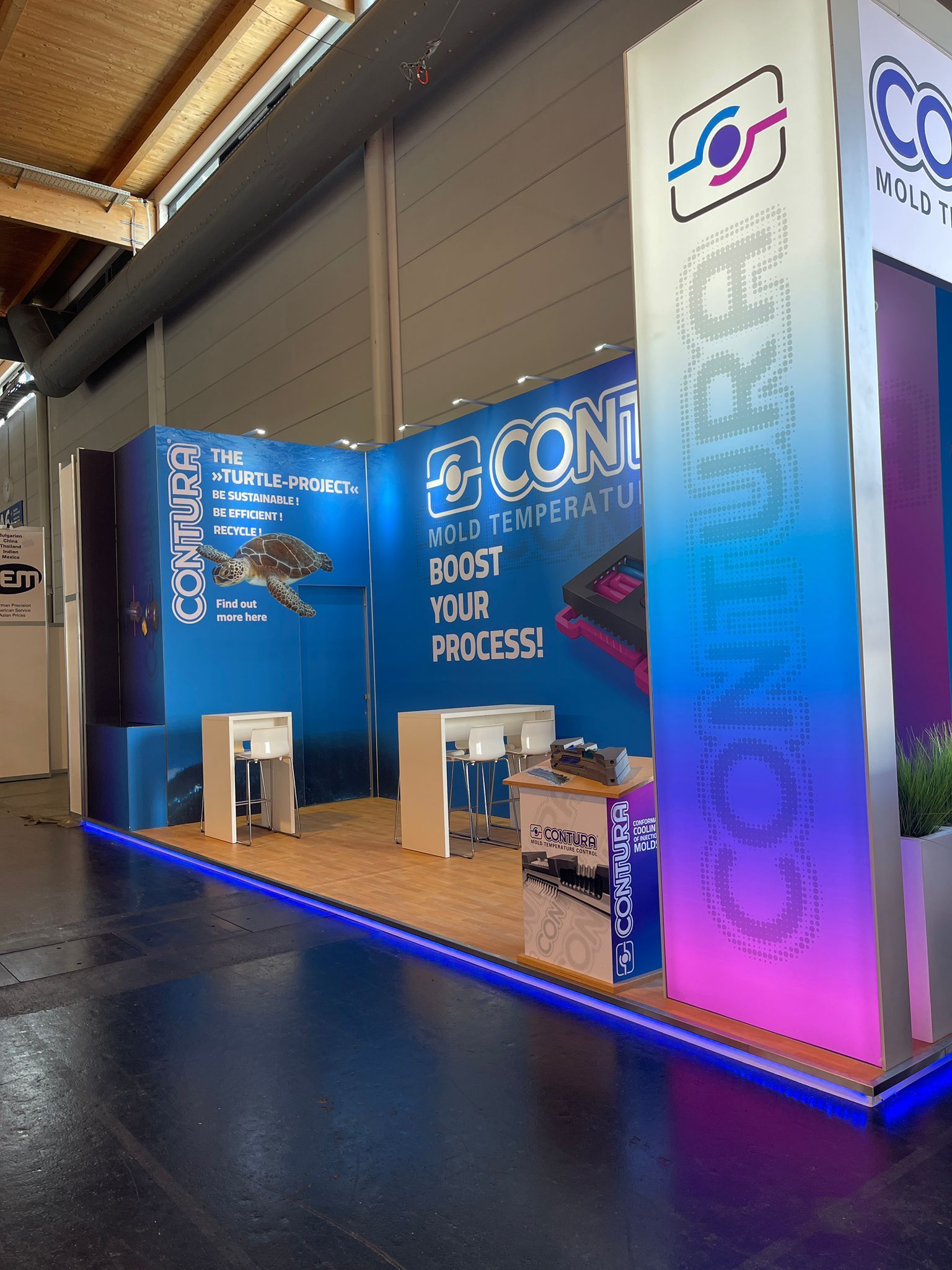 Ein blau-violettes Display mit einer Schildkröte darauf