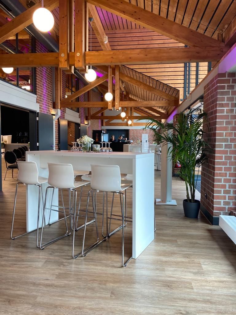 Ein Raum mit einem Tisch und Stühlen und einer Ziegelwand.