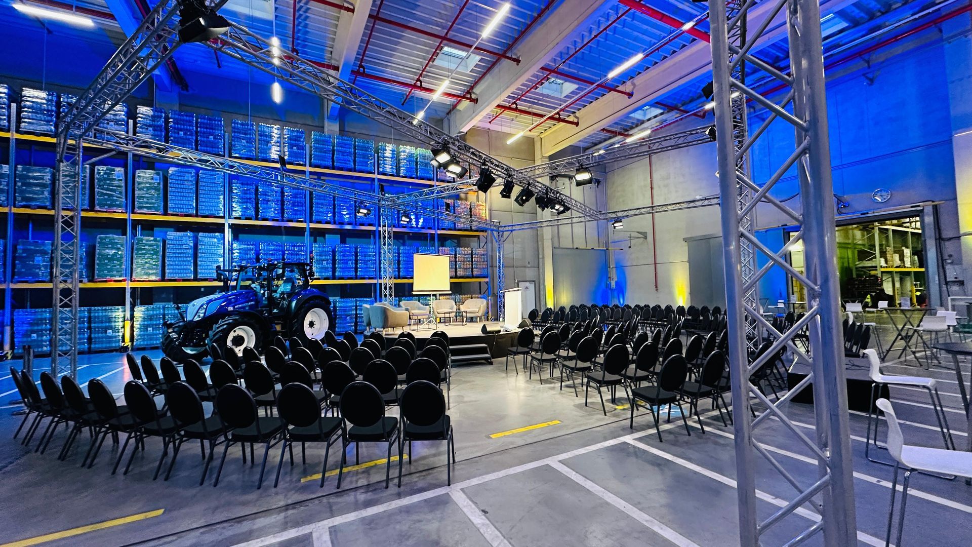 Ein großer Raum mit vielen Stühlen