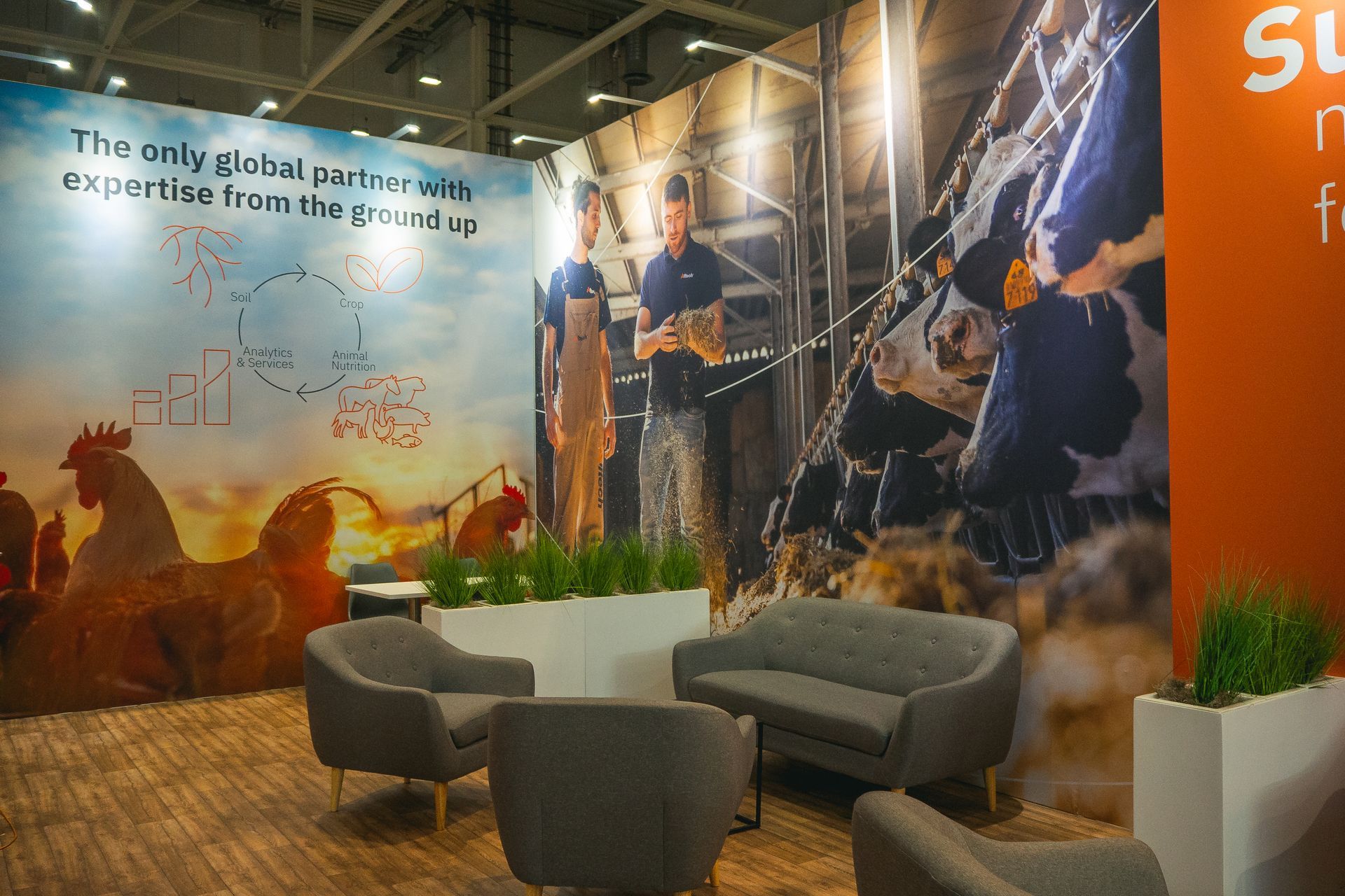 Ein Wohnzimmer mit einem Sofa, Stühlen und einem Wandgemälde an der Wand.