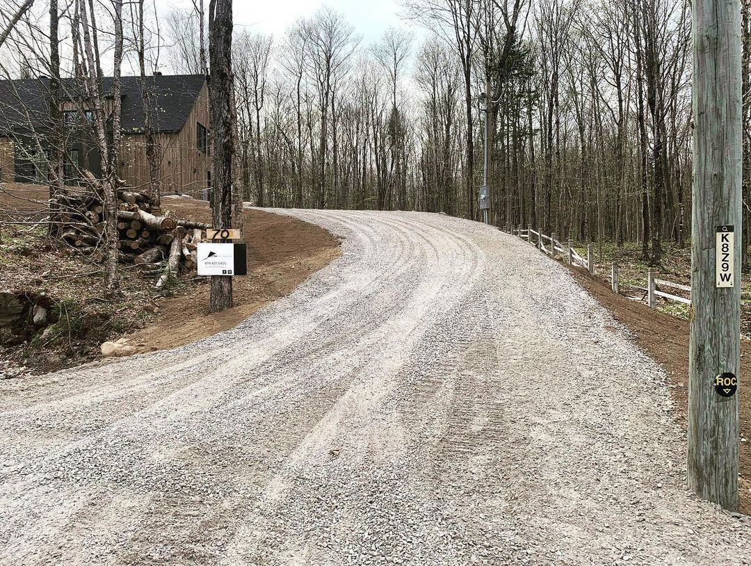 Il y a une boîte aux lettres au bord de la route.