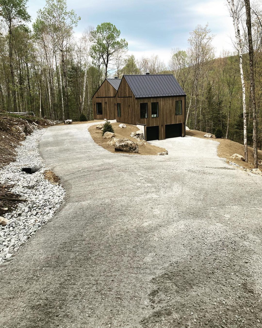 Une allée menant à une maison dans les bois