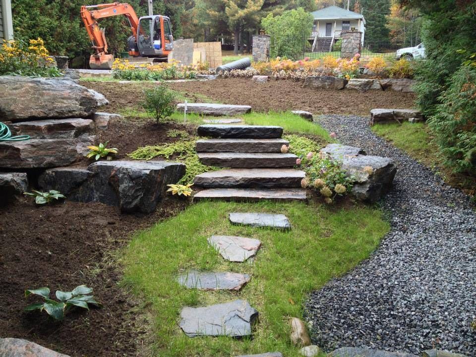 Un chemin avec des escaliers menant à une maison en arrière-plan