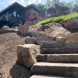 Un escalier menant à une maison sur une colline.