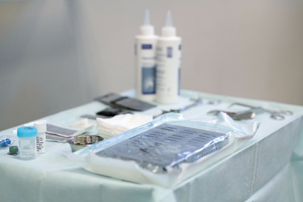 Ein Tisch mit chirurgischen Instrumenten und Flaschen darauf.