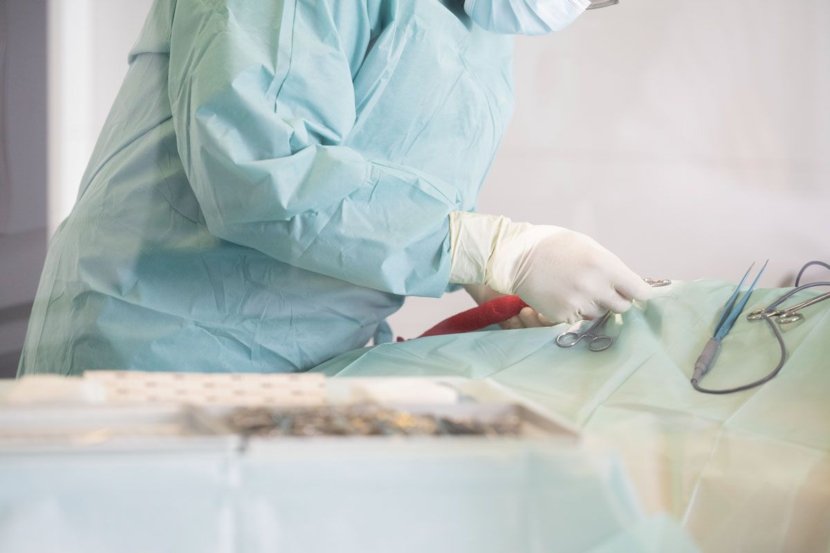 Ein Chirurg operiert einen Patienten in einem Operationssaal.