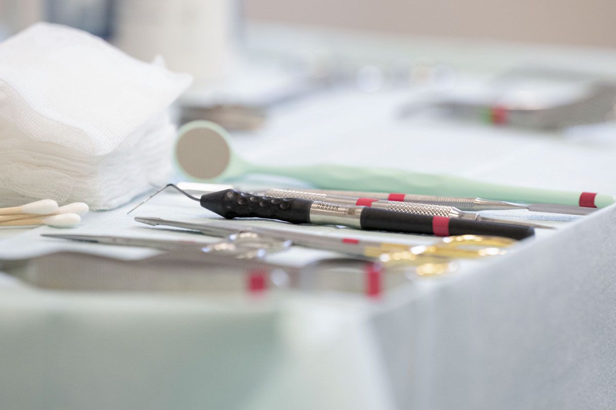 Eine Nahaufnahme von Zahnarztinstrumenten auf einem Tisch.