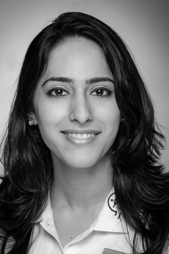 Auf einem Schwarzweißfoto lächelt eine Frau mit langen Haaren.