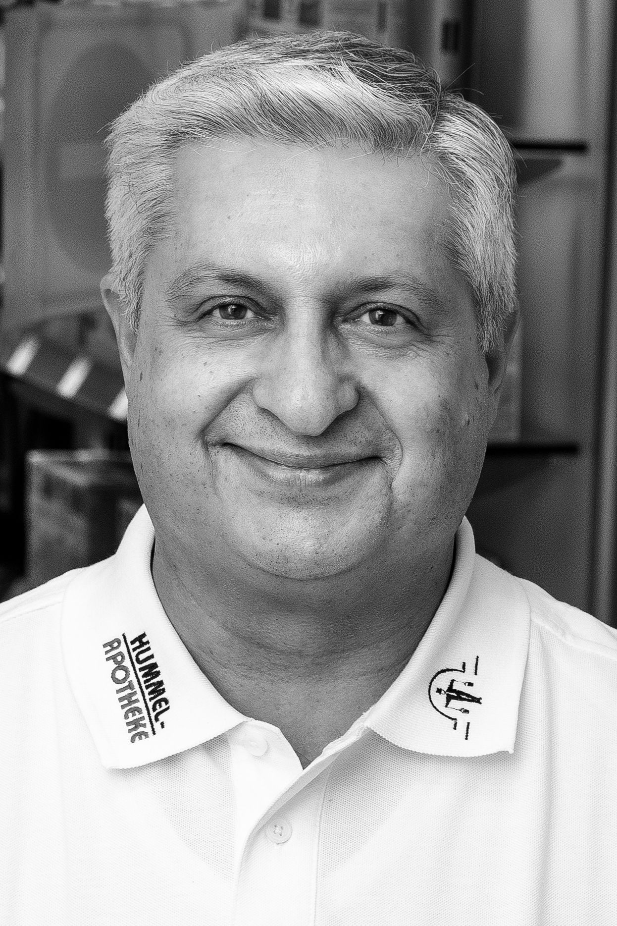 Ein Mann, der ein weißes Hemd mit dem Wort Brooklyn darauf trägt