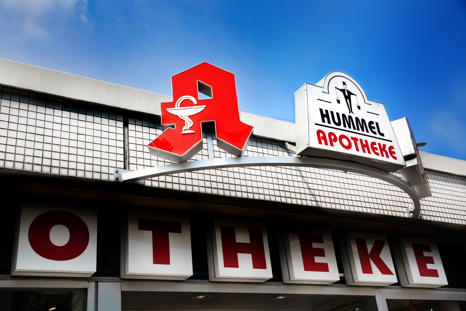 Die Vorderseite der Hummel-Apotheke mit einem rot-weißen Schild