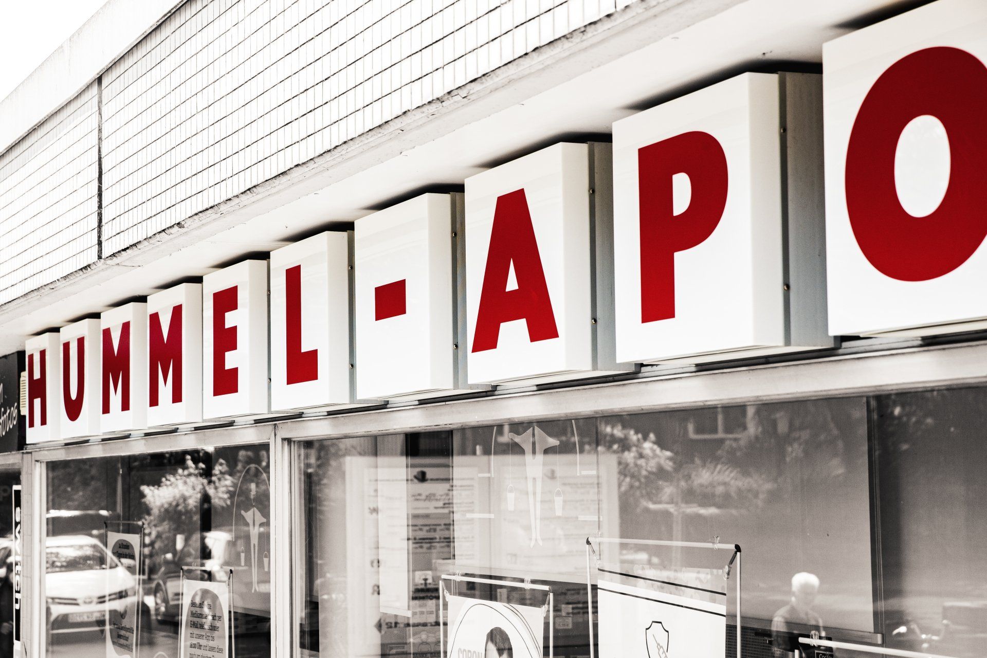 Eine Ladenfront mit einem Schild mit der Aufschrift „Hummel Apotheke“.