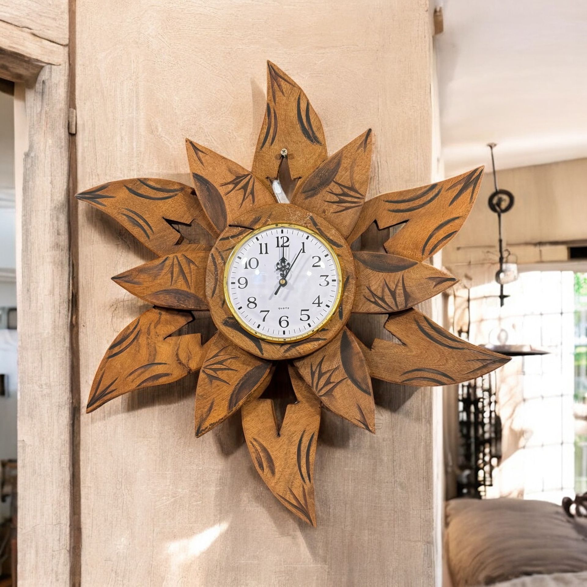 Un reloj con forma de sol está colgado en una pared.