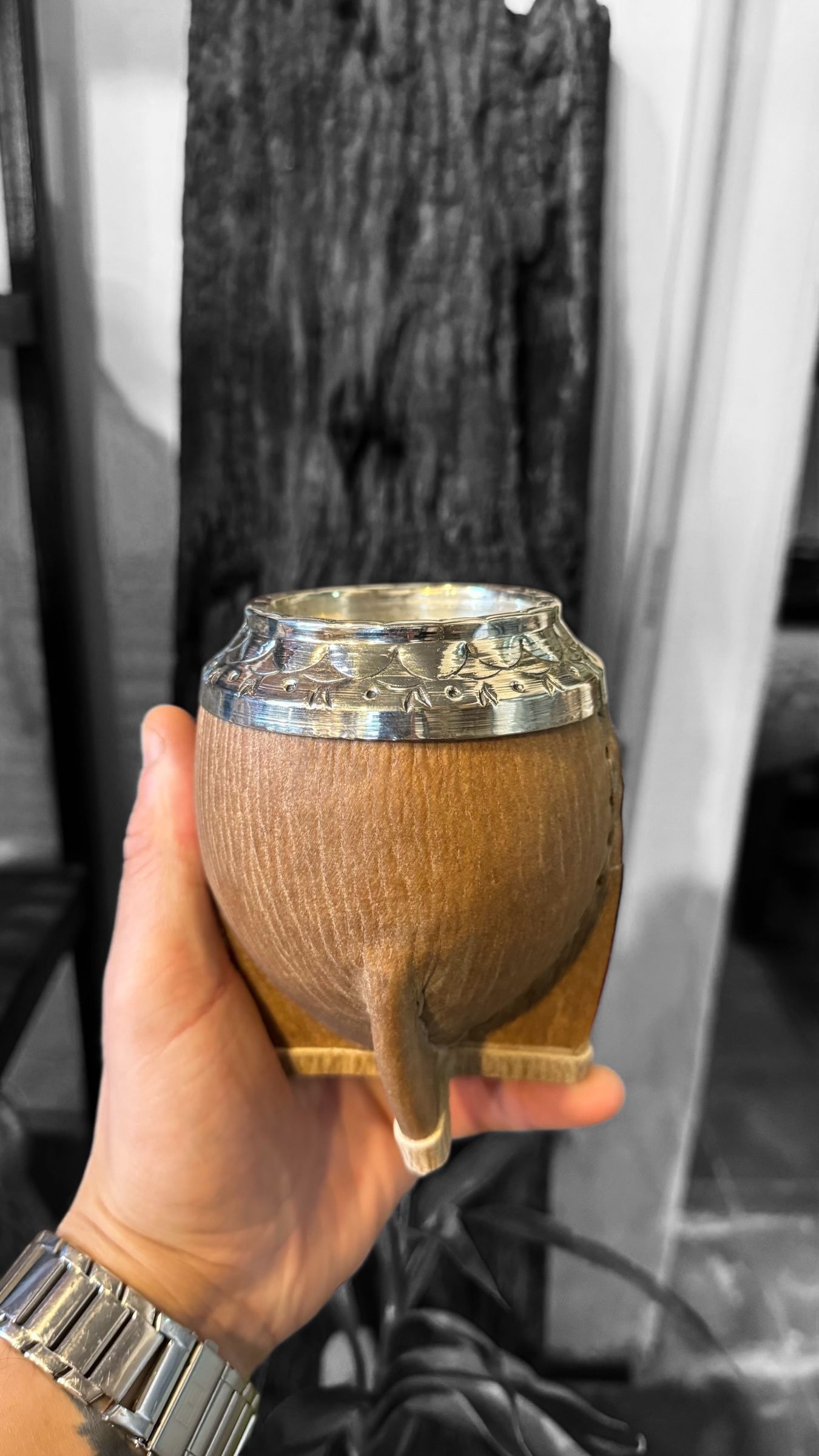 Una persona sostiene una taza en su mano.