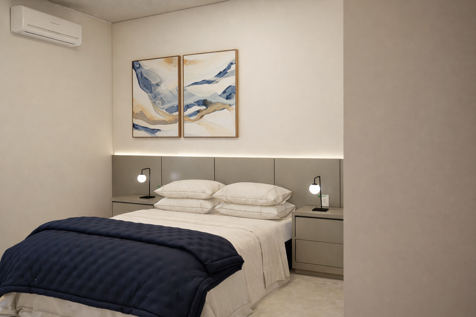 Quarto com cama, obras de arte, mesas de cabeceira e aparelho de ar condicionado.
