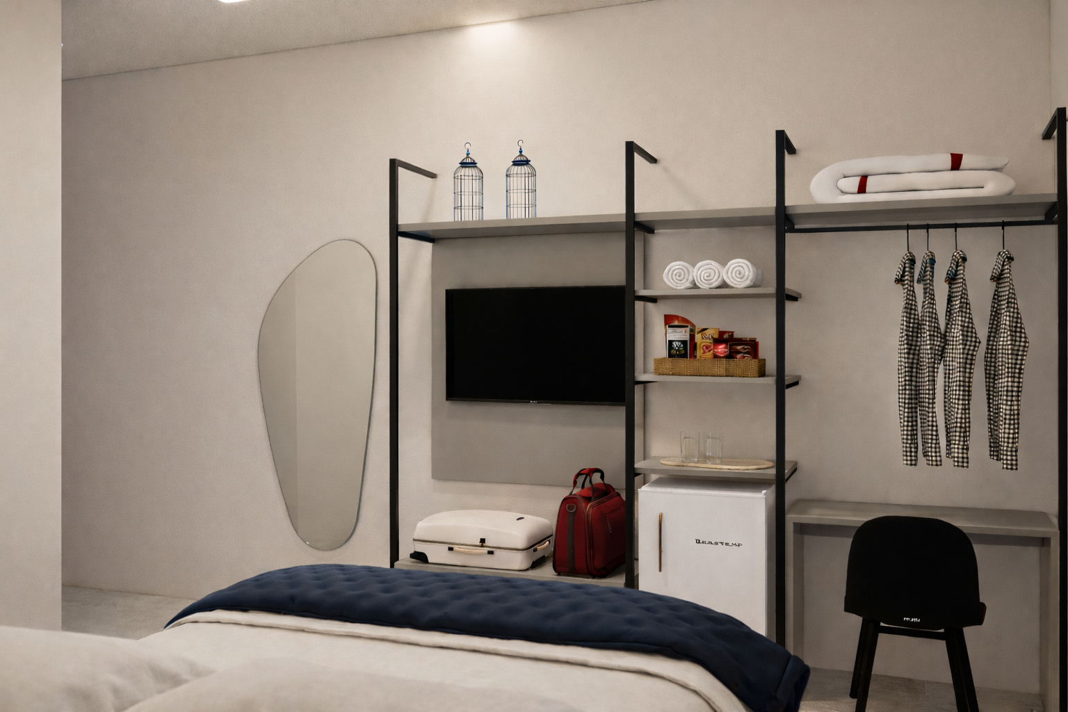 Quarto com cama, TV, malas e uma estante preta com objetos. Tons neutros.