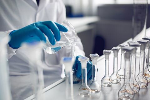 ampolle con liquidi in laboratorio
