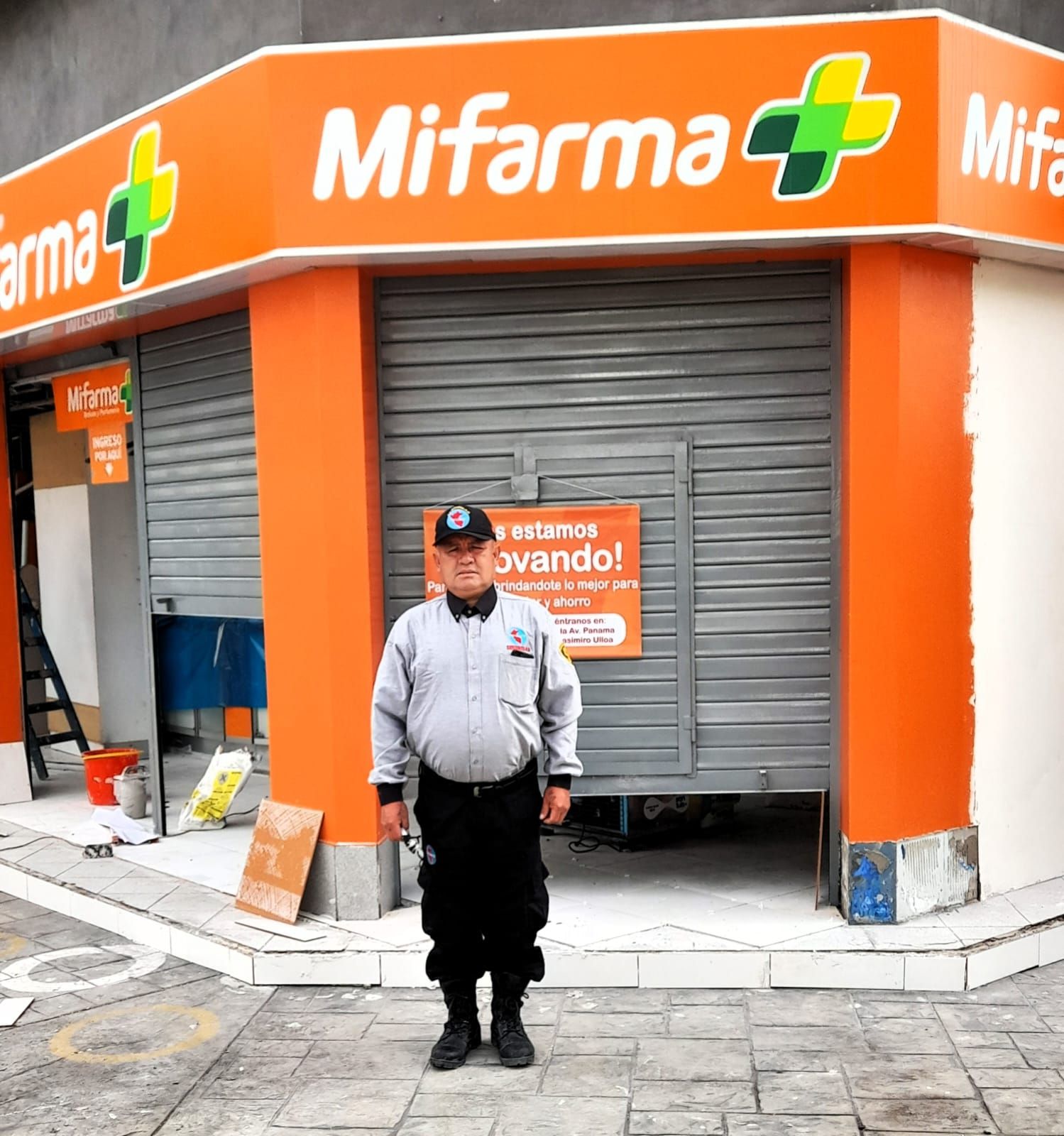 Un hombre uniformado está frente a una farmacia 