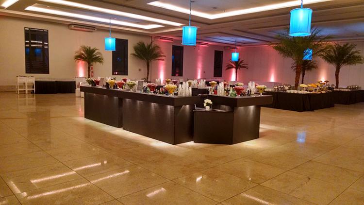 Conjunto de balcões em madeira mahogany