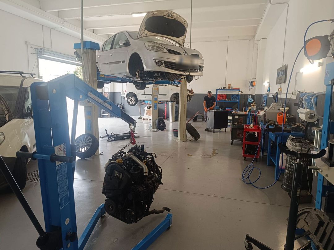Berlina BMW M3 grigia con cerchi neri e pinze dei freni rosse parcheggiata su una strada.