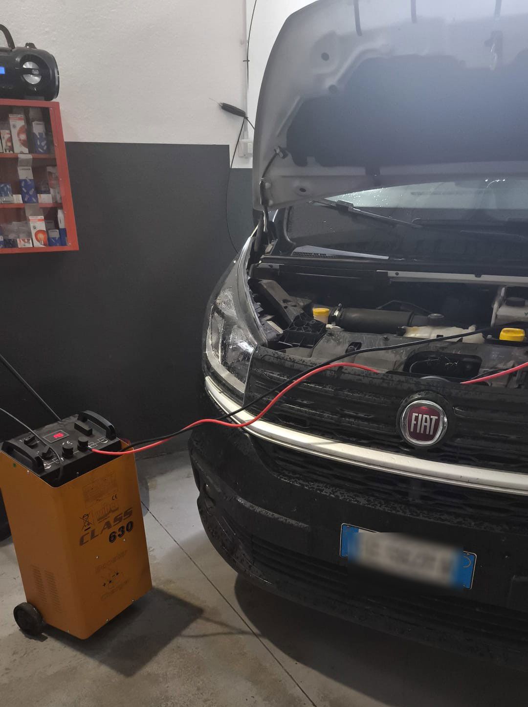 Prima e dopo il restauro dei fari di un'auto. Il faro superiore è opaco, quello inferiore è trasparente.