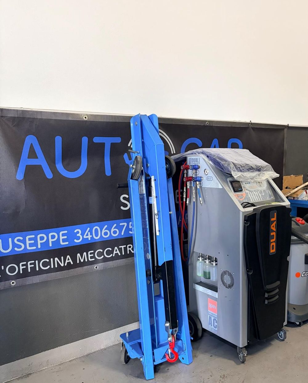 Quattro riprese dell'interno di un'auto con sedili rossi e neri.