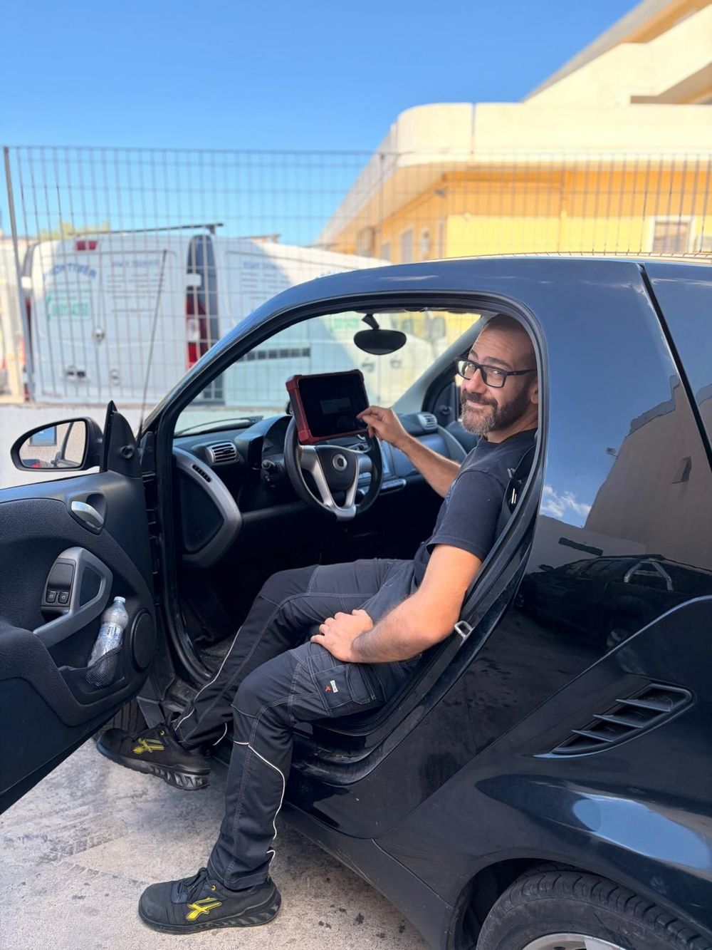 Quattro riprese dell'interno di un'auto con sedili rossi e neri.