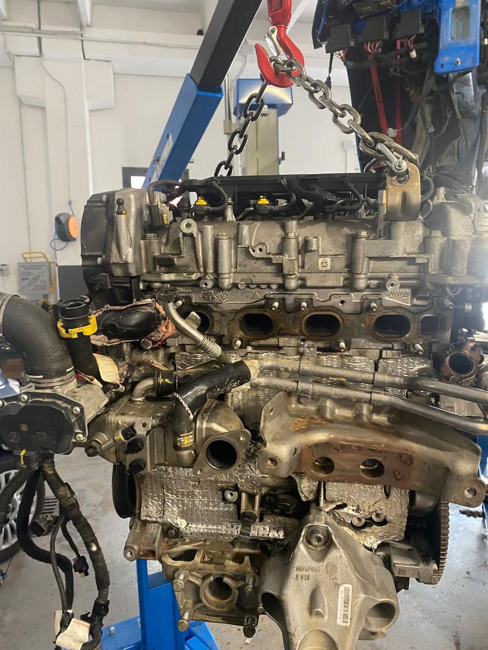 Prima e dopo il restauro dei fari di un'auto. Il faro superiore è opaco, quello inferiore è trasparente.