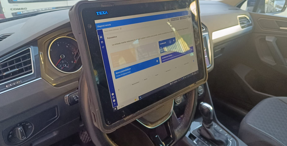 Prima e dopo il restauro dei fari di un'auto. Il faro superiore è opaco, quello inferiore è trasparente.