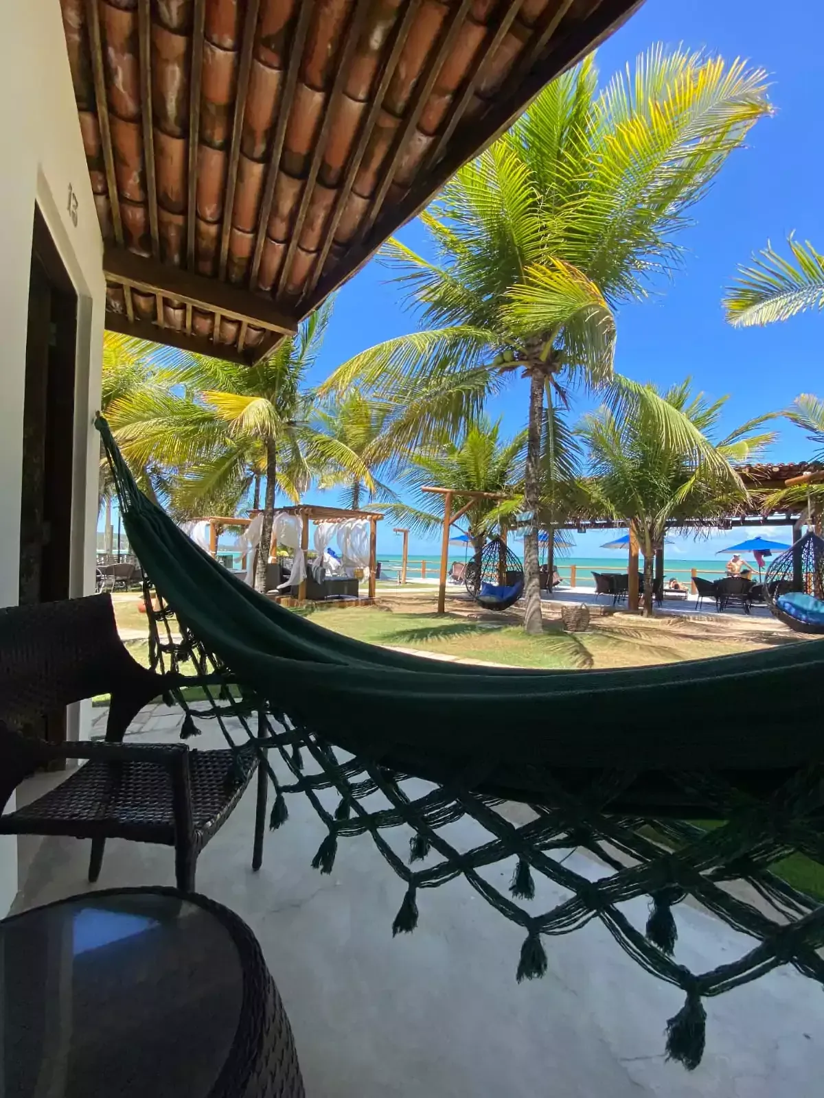 Há muitos tipos diferentes de comida na mesa.-Pousada-Bangalos-do-Pontal