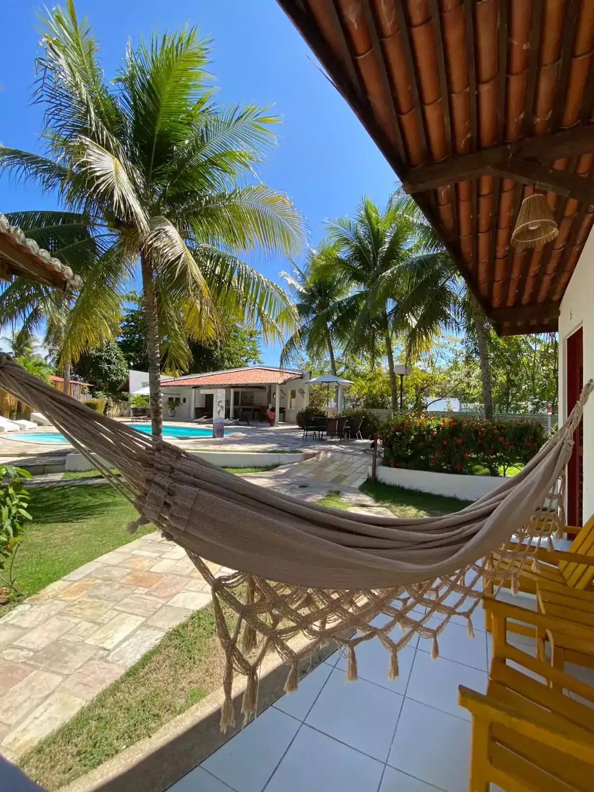 Uma pessoa está segurando um ouriço-do-mar na mão no oceano.-Pousada-Bangalos-do-Pontal