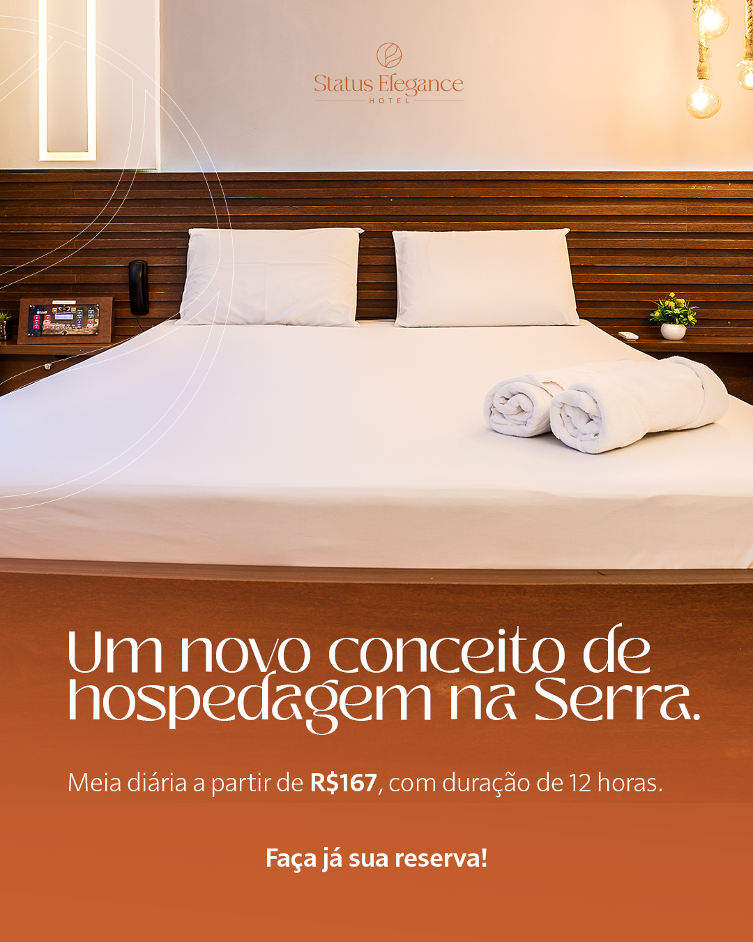 Cama de quarto de hotel com a seguinte inscrição: Novo conceito de hospedagem, diária a partir de R$ 167 por 12 horas.