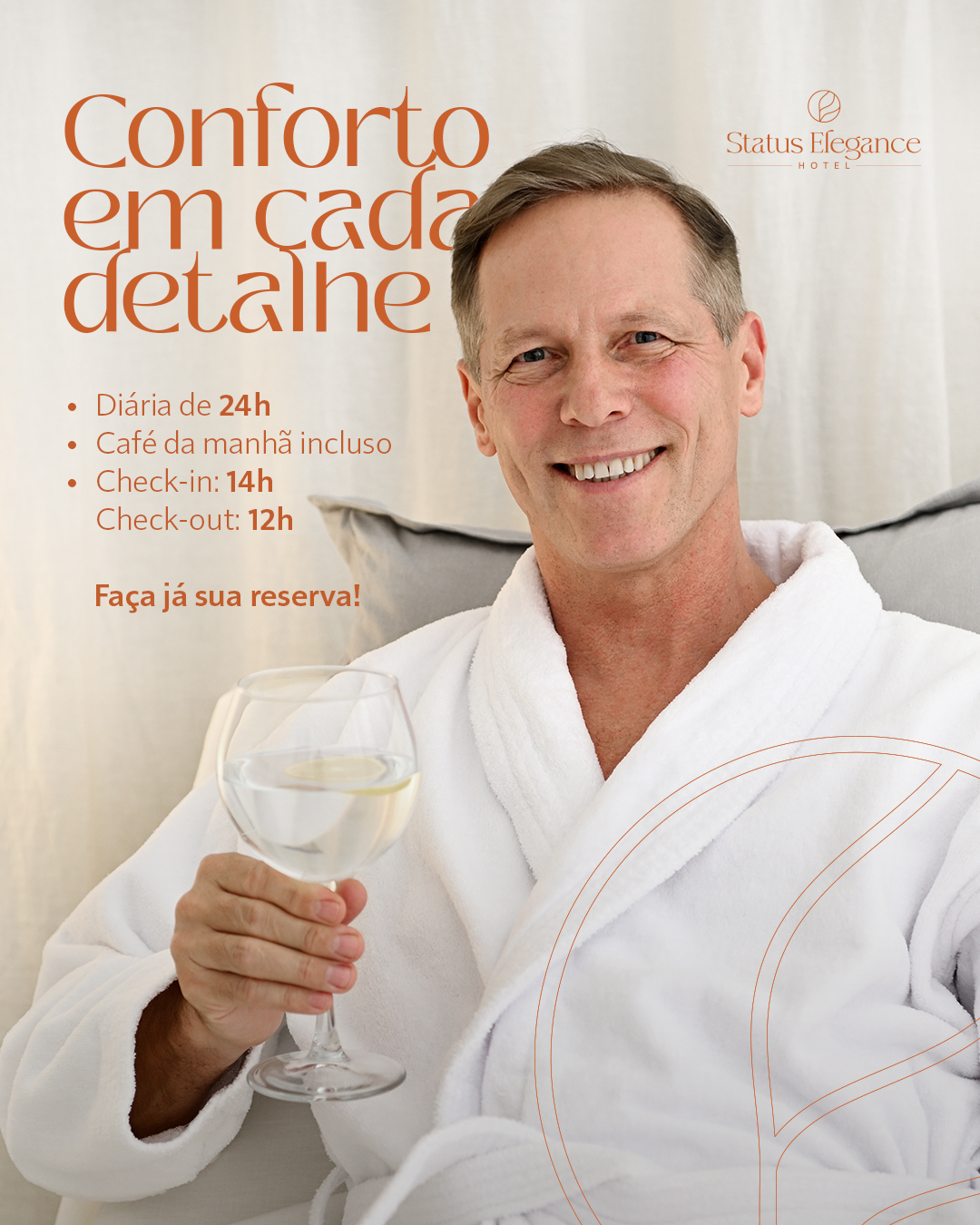 Homem de roupão branco sorrindo, segurando uma taça de vinho. Anúncio de 