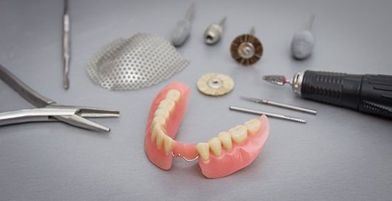 protesi dentale e attrezzi