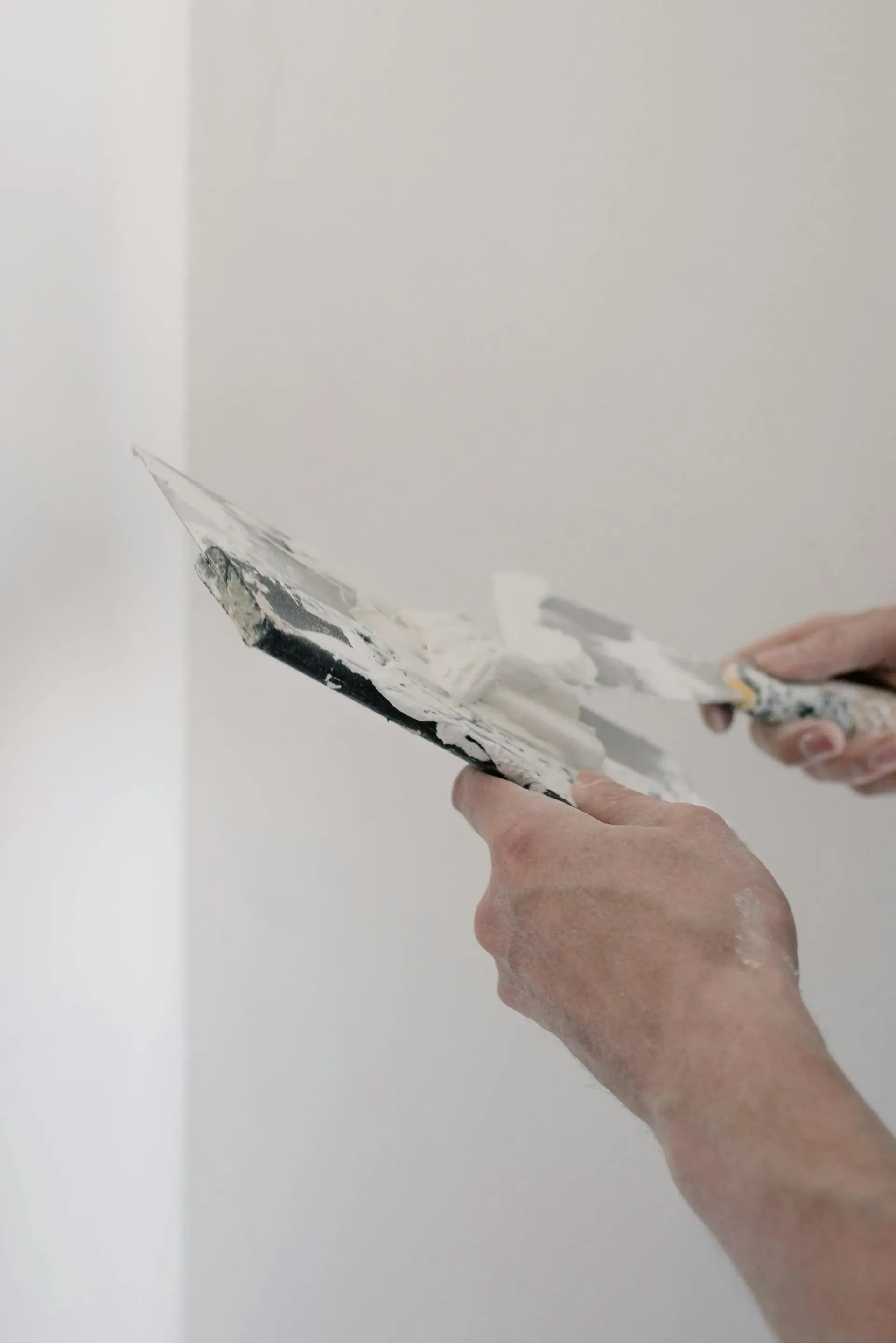 What’s the Difference Between Skim Coating and Plastering?