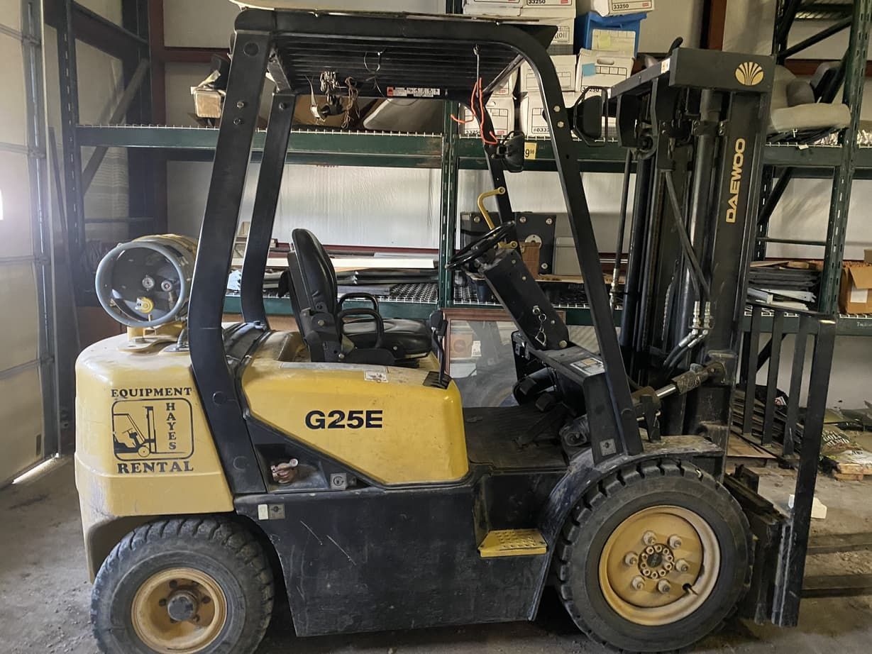 A yellow and black forklift with the letters g25e on it