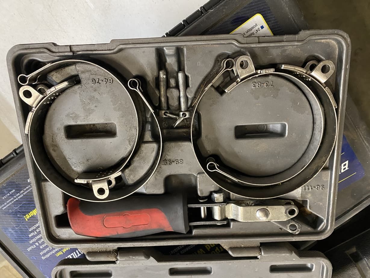 A set of oil filter rings and a screwdriver in a case.