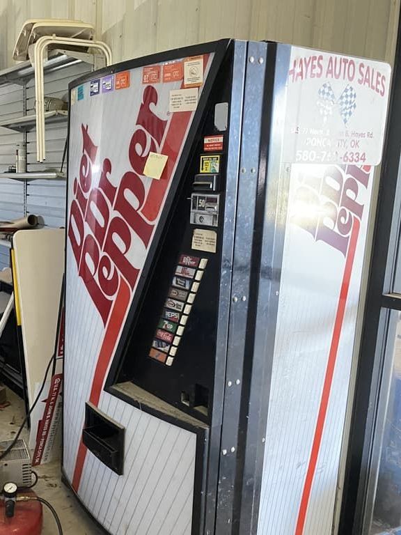 A vending machine with the word pepper on it