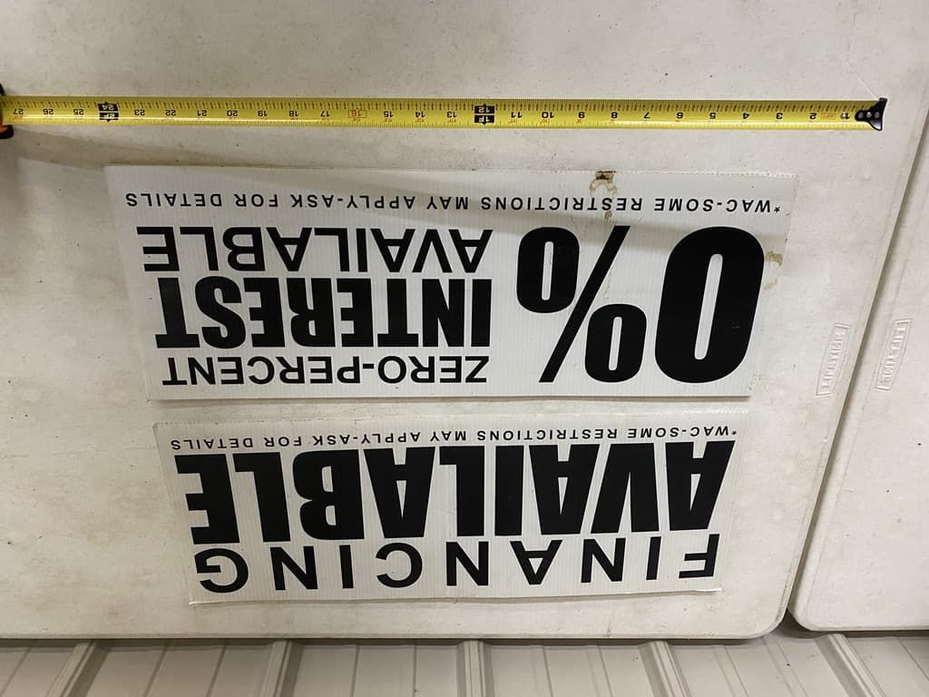 A sign that says 0 % interest is available