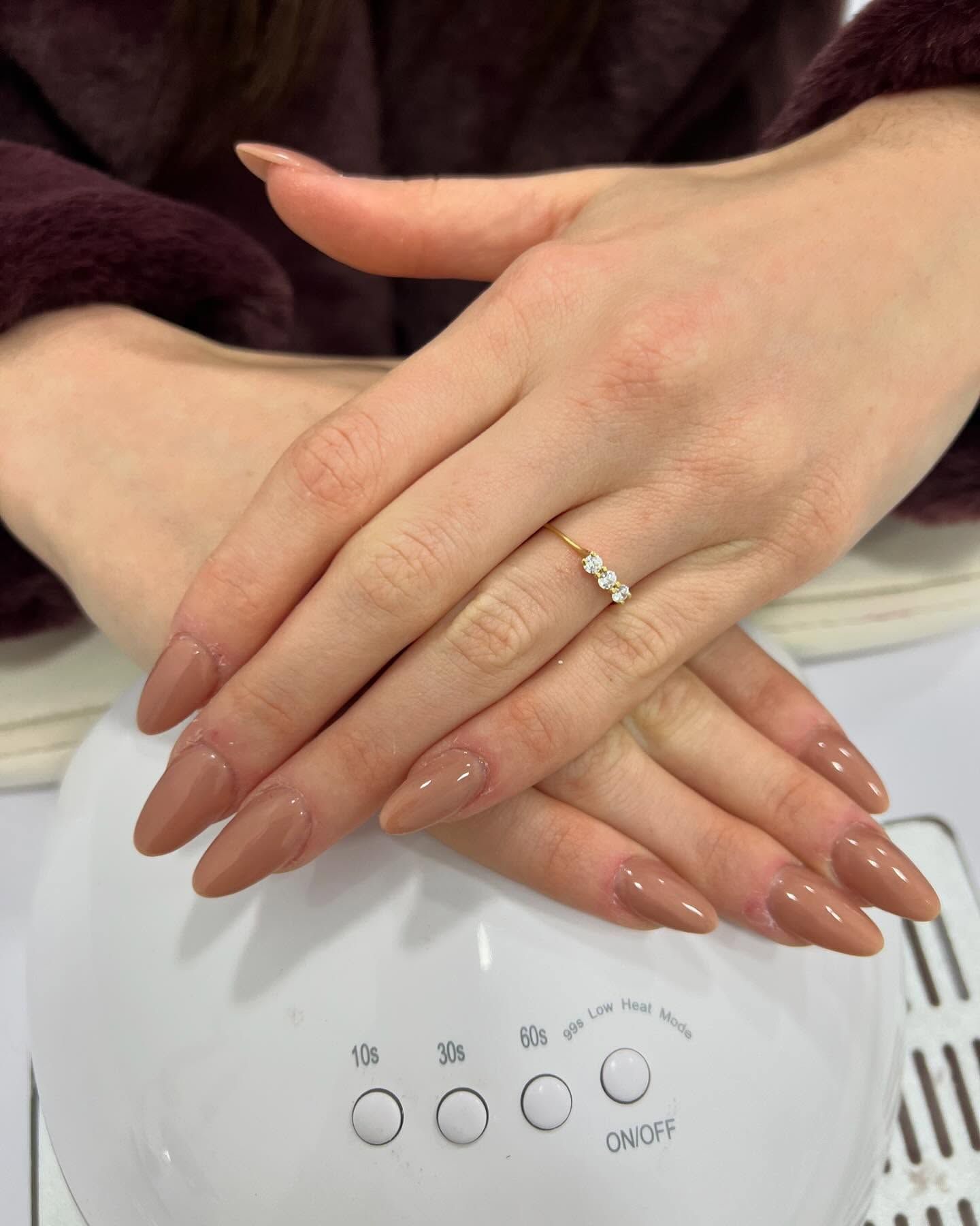 Un primo piano delle mani di una donna con un anello al dito