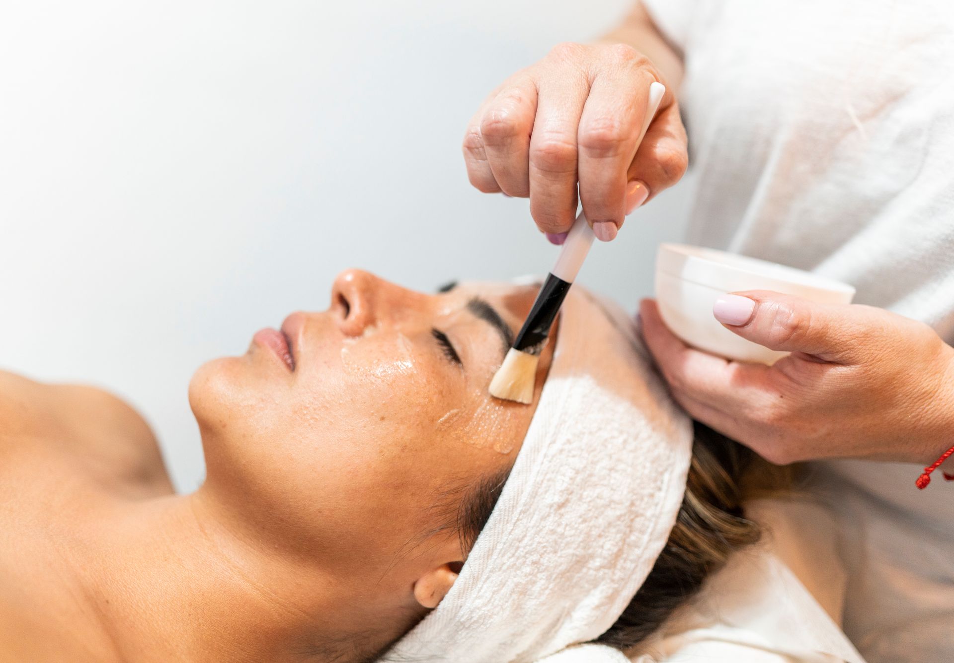 Una donna si sta sottoponendo a un trattamento per il viso in una spa.