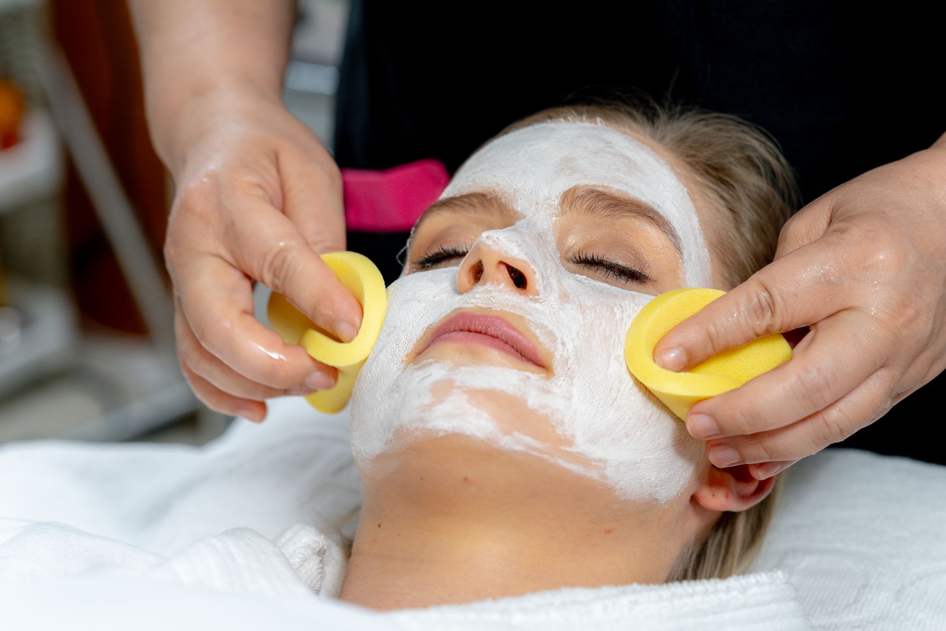 Una donna si sta sottoponendo a un trattamento per il viso in una spa.