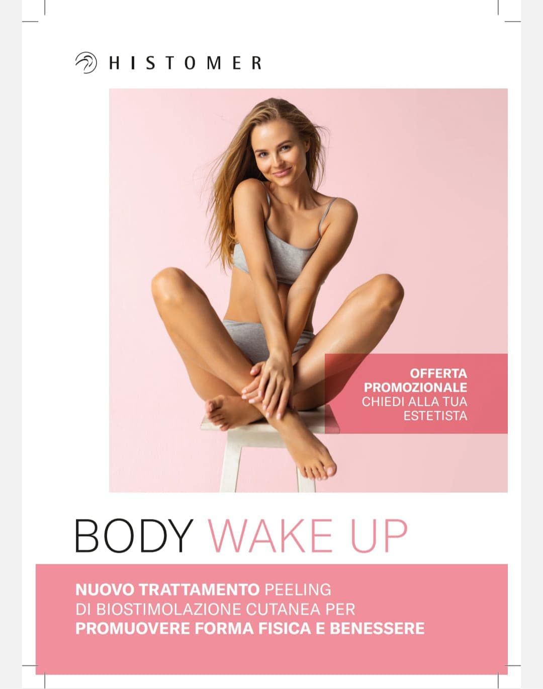 Una donna è seduta su uno sgabello con le gambe incrociate.